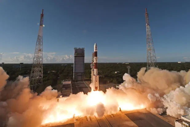 إطلاق صاروخ يحمل قمرين اصطناعيين من مركبة الفضاء «بروبا-3» التابعة لوكالة الفضاء الأوروبية من مركز ساتيش داوان الفضائي في الهند 5 ديسمبر 2024 (أ.ف.ب)