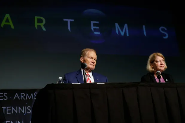 باميلا ميلروي نائبة مدير «ناسا» وبيل نيلسون مدير «ناسا» خلال مؤتمر صحافي في واشنطن (أ.ف.ب)