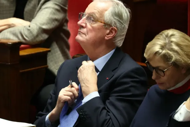 İstifa eden Başbakan Michel Barnier, çarşamba akşamı hükümetine yönelik güven oylaması sırasında Parlamento'da (AFP)