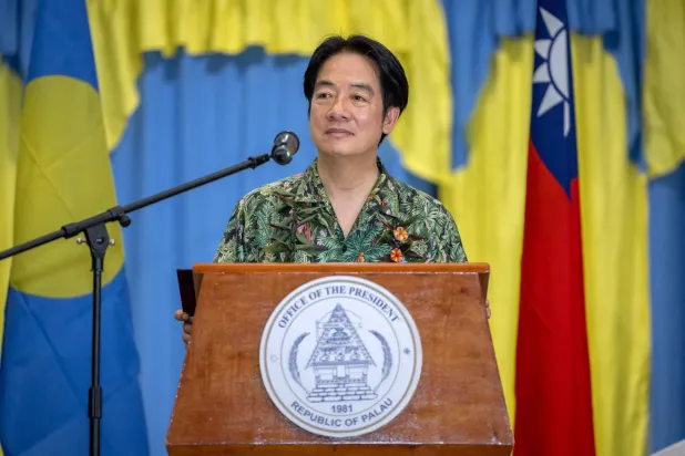 صورة ملتقطة في 5 ديسمبر 2024 تظهر الرئيس التايواني لاي تشينغ-تي وهو يتحدث خلال زيارة لبرلمان دولة بالاو في نغرلمود (أ.ف.ب)