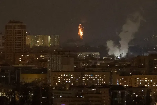 صورة لانفجار طائرة مسيّرة روسية في سماء مدينة كييف وسط هجوم روسيا على أوكرانيا في 5 ديسمبر 2024 (رويترز)
