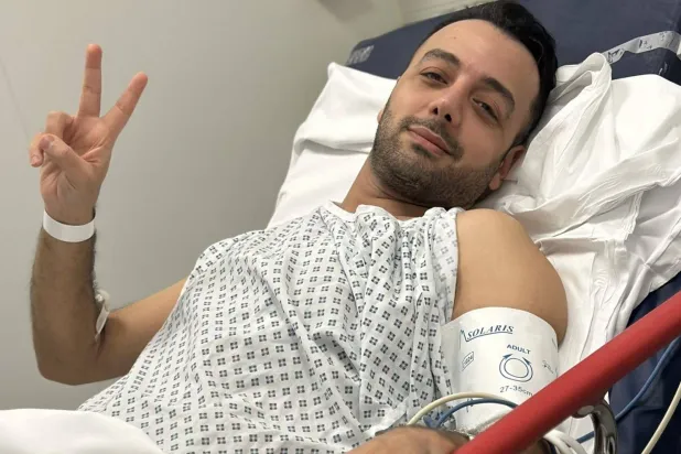 طعن بوريا زيراتي وهو مقدم برنامج في قناة «إيران إنترناشيونال» ومقرها لندن في ساقه في 29 مارس (منصة إكس)