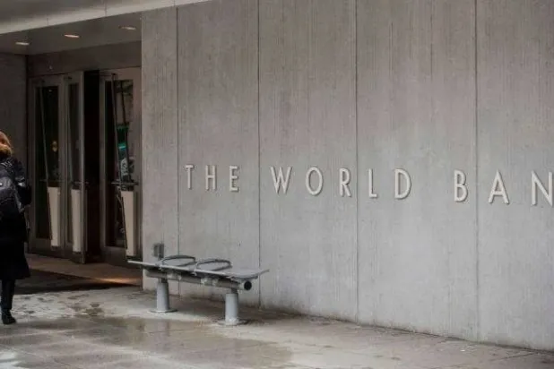 سيدة تسير أمام مقر البنك الدولي في العاصمة الأميركية واشنطن (أ.ف.ب)