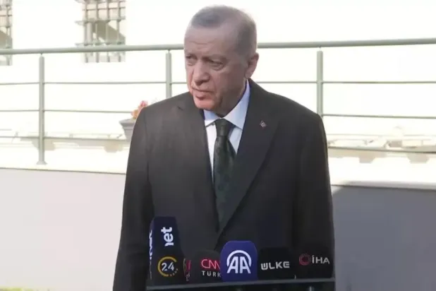 Cumhurbaşkanı Recep Tayyip Erdoğan, Cuma namazı çıkışında Suriye'deki gelişmeler hakkında konuştu. (Türk medyası)