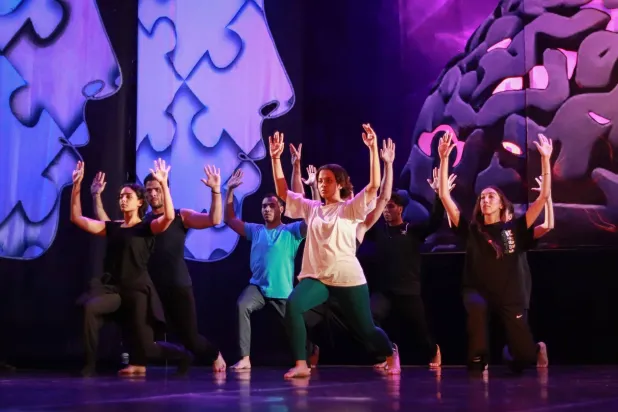 يحاول العمل تغيير طريقة تعامل المجتمع مع المتوحد (إدارة الفرقة)