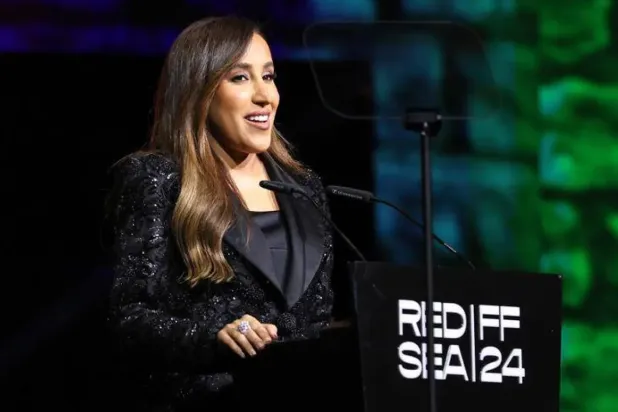 رئيسة مجلس أمناء مؤسسة «البحر الأحمر السينمائي» جمانا الراشد تُلقي كلمتها (غيتي)