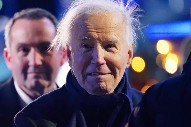 الرئيس الأميركي جو بايدن بعد حضور حفل لإضاءة شجرة عيد الميلاد في البيت الأبيض بواشنطن (إ.ب.أ)