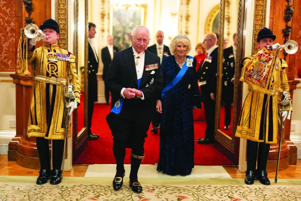 وصول الملك تشارلز الثالث والملكة كاميلا لاستقبال السلك الدبلوماسي في القصر (أ.ب)