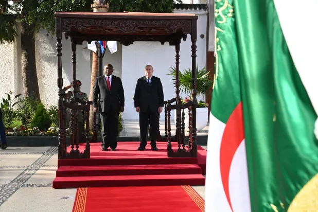 الرئيس عبد المجيد تبون مرحباً بالرئيس سيريل رامافوزا في مطار العاصمة الجزائرية (الرئاسة الجزائرية)