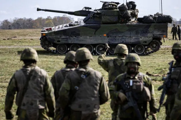 مدرّعة قتالية من طراز «سي في 90» خلال مشاركتها في مناورة عسكرية بالسويد (رويترز)