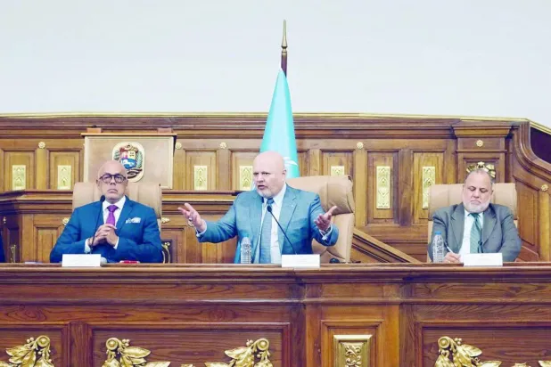 المدعي العام للمحكمة الجنائية الدولية كريم خان (وسط)... (حسابه على إكس)