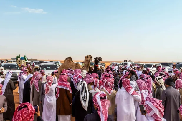 مشاركون خلال منافسات مهرجان الملك عبد العزيز للهجن (الشرق الأوسط)
