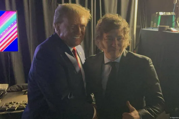 الرئيس الأرجنتيني اليميني خافيير ميلي مع ترمب "حليفه الأكبر" في واشنطن خلال فبراير (شباط) الماضي (رويترز والرئاسة الأرجنتينية)