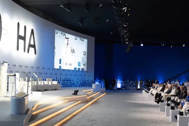 رئيس الوزراء وزير الخارجية القطري محمد آل ثاني خلال إلقاء كلمته في افتتاح منتدى الدوحة بحضور أمير قطر (قنا)