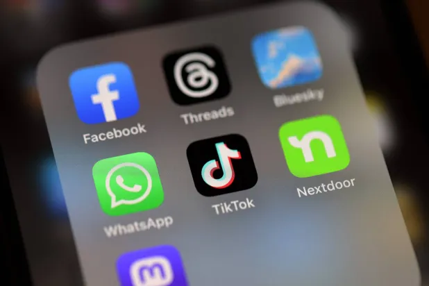 خوارزمية «تيك توك» تُحدث ثورة في تجربة المستخدم مقدمة محتوى مخصصاً بدقة عالية بفضل الذكاء الاصطناعي (أ.ف.ب) 