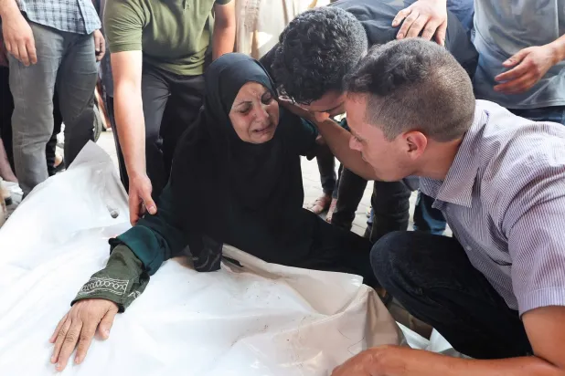 رد فعل امرأة فلسطينية على مقتل أحد أقاربها في غارة إسرائيلية على دير البلح بوسط قطاع غزة (رويترز)