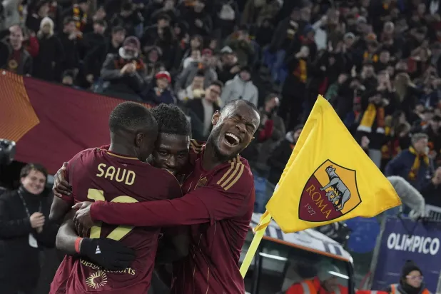 فرحة لاعبي روما بينهم السعودي سعود عبد الحميد بالفوز المثير (أ.ب)