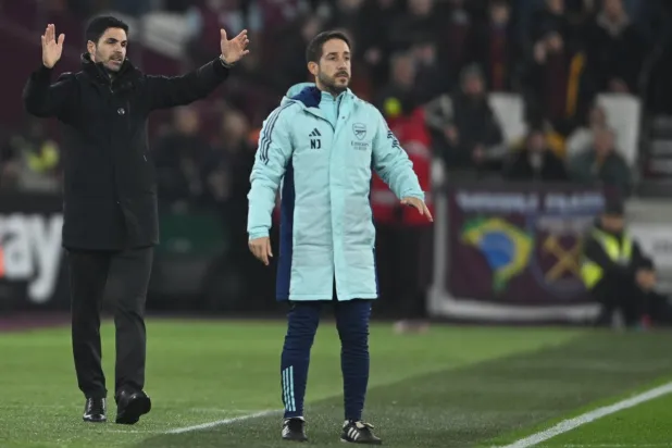 نيكولاس جوفر (يمين) و ميكيل أرتيتا خلال المواجهة بين أرسنل ووستهام (إ.ب.أ)