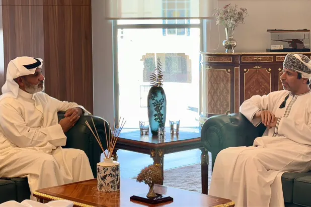 خلال اللقاء بين الغيص ووزير الطاقة العماني (منصة إكس)