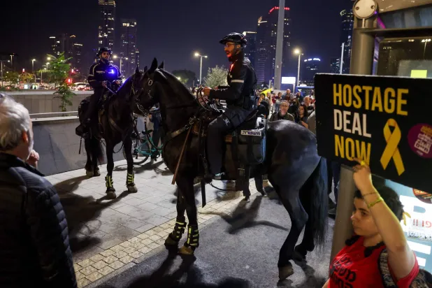 رجال شرطة إسرائيليون على أحصنتهم يفرقون متظاهرين يطالبون بالسعي لإطلاق سراح الأسرى لدى «حماس» في تب أبيب السبت (أ.ف.ب)