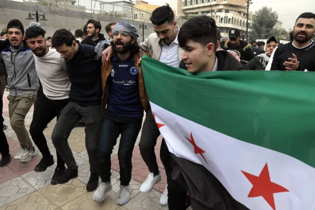 سوريون يحتفلون في مدينة أربيل شمال العراق بانهيار نظام الأسد في سوريا (أ.ف.ب)