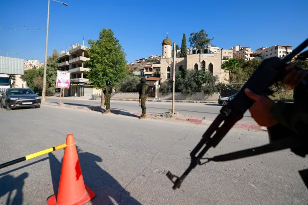 عناصر الأمن الفلسطينية ينتشرون في جنين شمال الضفة الغربية بعد اشتباكات مع مسلحين (وكالة الصحافة الفرنسية)