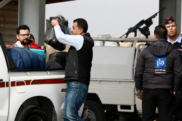 سوريون ينتظرون العبور من الأردن إلى سوريا (أ.ف.ب)