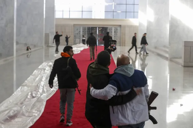 سوريون يلتقطون صوراً «سلفي» في القصر الرئاسي بدمشق... الأحد (أ.ب)