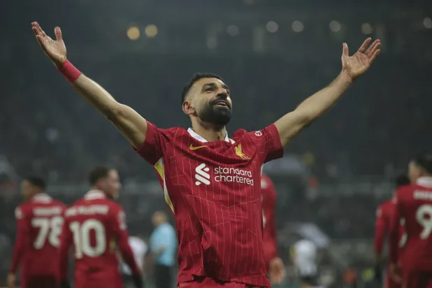 محمد صلاح يترقب تمديد عقده مع ليفربول (أ.ب)