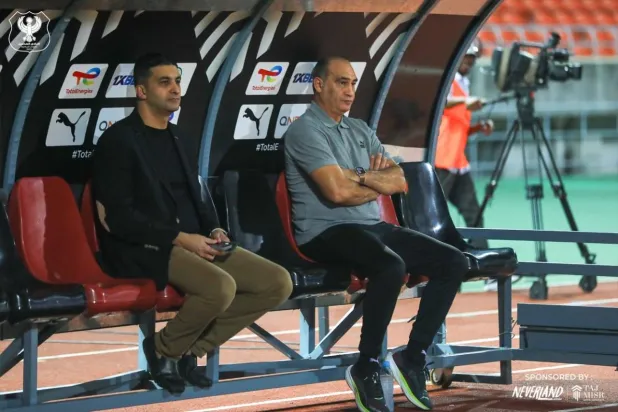 علي ماهر مدرب المصري (يمين) قبل مواجهة بلاك بولز (النادي المصري)