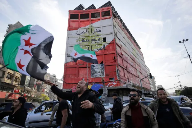 

 
شادمانی عده ای از شهروندان لبنانی و سوری در بیروت پس از سقوط نظام بشار اسد در سوریه (فرانس پرس)