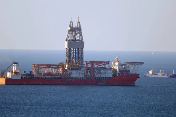 سفينة حفر تديرها شركة «سيدريل» تستعد لبدء أول عملية حفر لها في بحر الشرق كجزء من مشروع استكشاف الغاز والنفط في كوريا الجنوبية (إ.ب.أ)