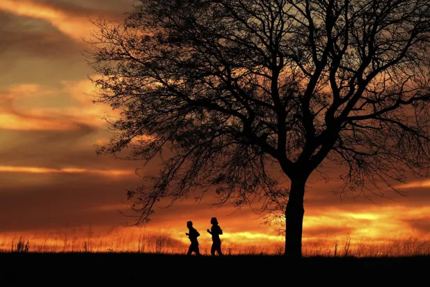 مواطنون في حديقة بمدينة شوني بولاية أوكلاهوما الأميركية في نوفمبر 2024 (أ.ب)