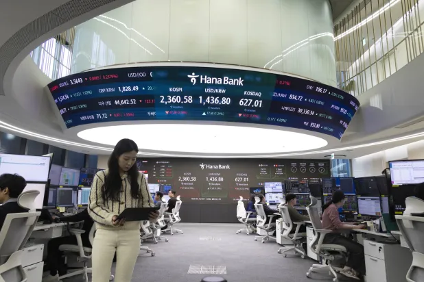 متداولون في كوريا الجنوبية يعملون أمام شاشات الكومبيوتر في بنك هانا في سيول (وكالة حماية البيئة)