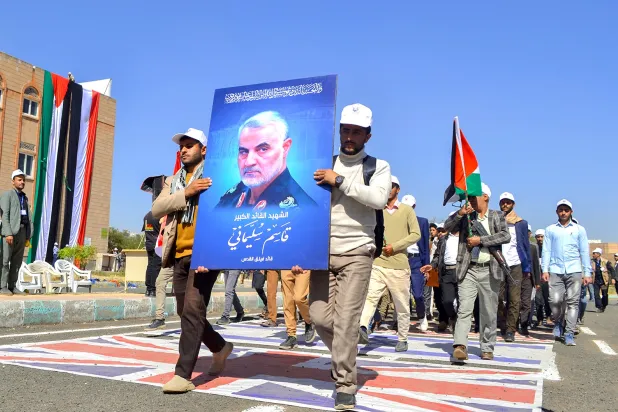 من عرض عسكري ألزم الحوثيون طلبة جامعيين على المشاركة فيه (إعلام حوثي)