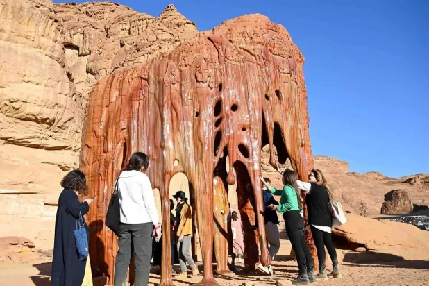 عدد من الزوار في منطقة العلا التابعة للمدينة المنورة (الشرق الأوسط)