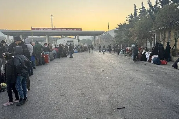 زحام للسوريين أمام بوابة باب الهوى (جيلفاغوزو) انتظاراً لدخول بلادهم (إعلام تركي)