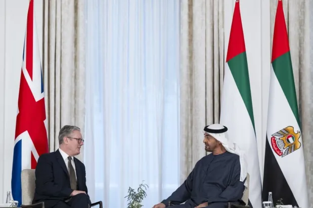 الشيخ محمد بن زايد وكير ستارمر خلال اللقاء في أبوظبي (وام)