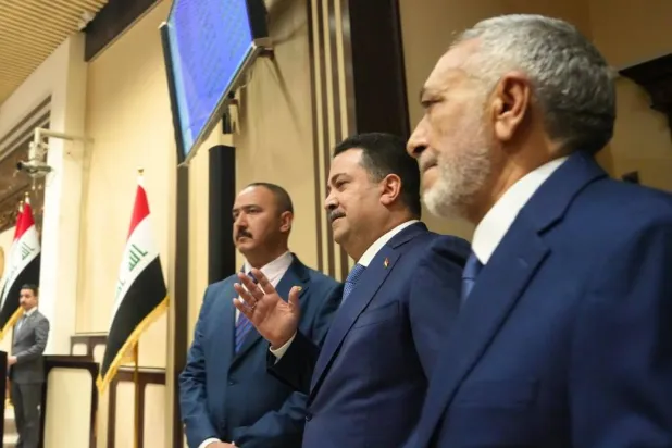 السوداني (وسط) مع رئيس البرلمان المشهداني خلال استضافته في البرلمان الأربعاء الماضي (رئاسة الوزراء)