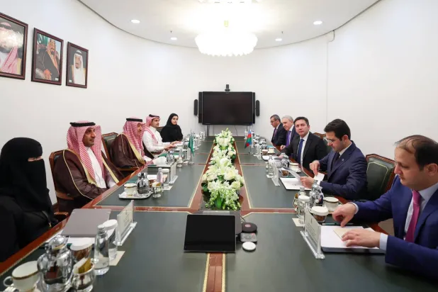 جانب من اجتماع الجولة الثالثة من المشاورات السياسية بين السعودية وأذربيجان (الخارجية السعودية)