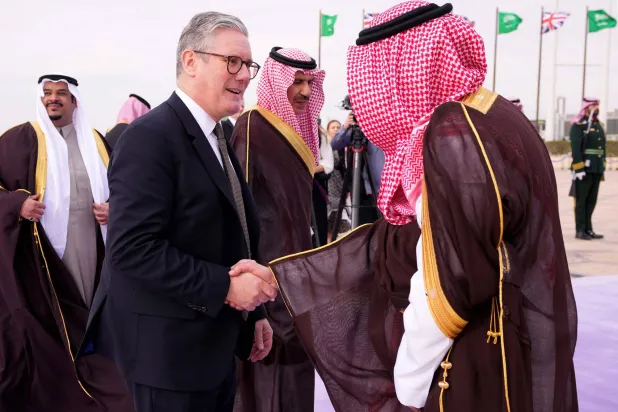 ترحيب برئيس الوزراء البريطاني كير ستارمر خلال مراسم استقبال لمناسبة وصوله إلى مطار الملك خالد الدولي في الرياض (أ.ف.ب)