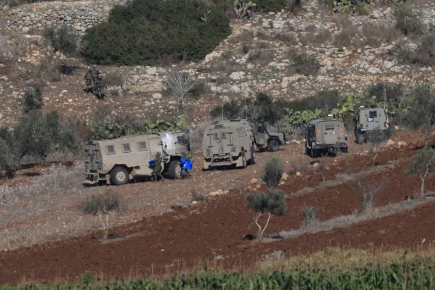 مركبات من الجيش الإسرائيلي بالقرب من مدينة جنين بالضفة الغربية (إ.ب.أ)