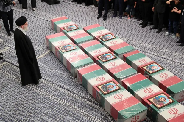 المرشد الإيراني علي خامنئي يؤمّ صلاة الجنازة على جثة محمد رضا زاهدي وجنود قُتلوا بقصف إسرائيلي على قمر القنصلية الإيرانية في دمشق أبريل الماضي (أ.ف.ب - موقع المرشد)