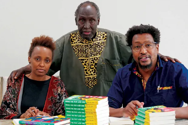 الكاتب الكيني نغوغي واثيونغو في حفل توقيع كتابين لابنه وبنته