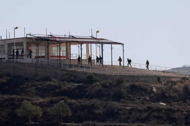 جنود إسرائيليون يصعدون التل داخل المنطقة العازلة التي تفصل مرتفعات الجولان التي ضمتها إسرائيل عن بقية سوريا 9 ديسمبر 2024 (أ.ف.ب)