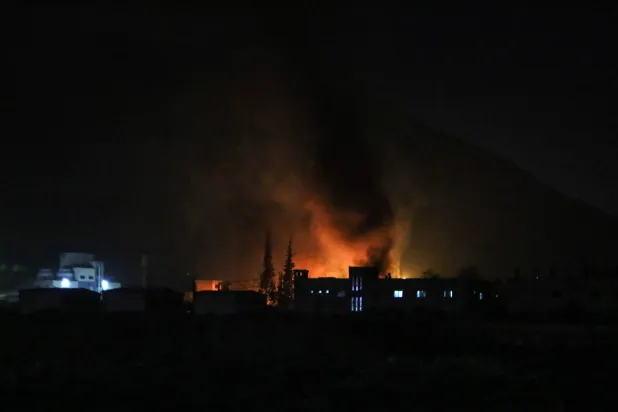 تصاعد الدخان على مشارف العاصمة السورية دمشق بعد غارات جوية إسرائيلية في 9 ديسمبر 2024 (أ.ف.ب)