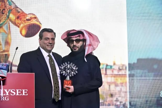 تركي آل الشيخ خلال تسلمه الجائزة (الشرق الأوسط)