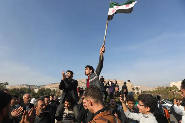 سوريون يحتفلون بسقوط نظام الأسد في دمشق 9 ديسمبر 2024 (أ.ف.ب)