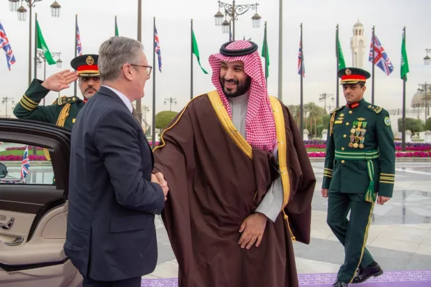 ولي العهد مستقبلا ستارمر في الرياض أمس (واس)