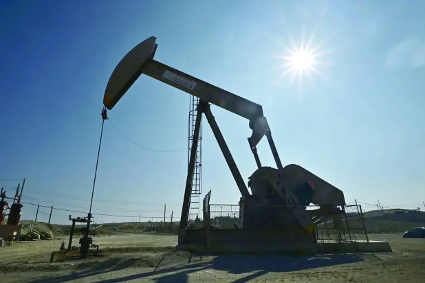 مضخة نفطية في حقل بولاية كاليفورنيا الأميركية (أ.ف.ب)